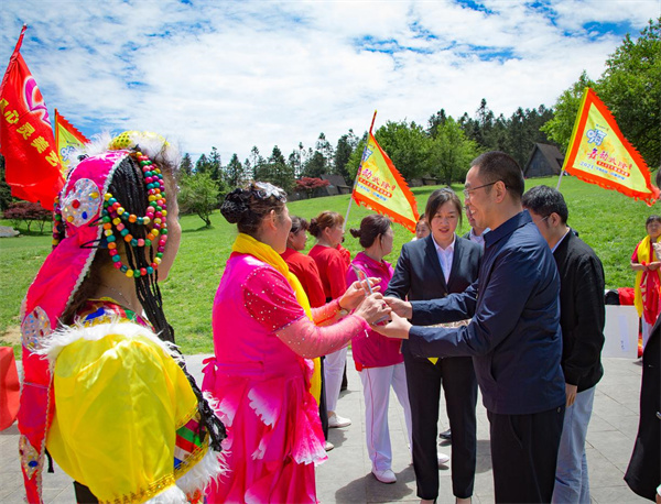 為優秀隊伍頒獎