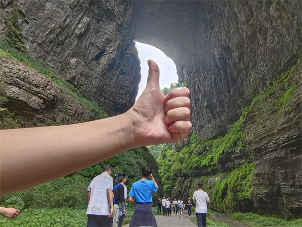 展示“點贊”手勢